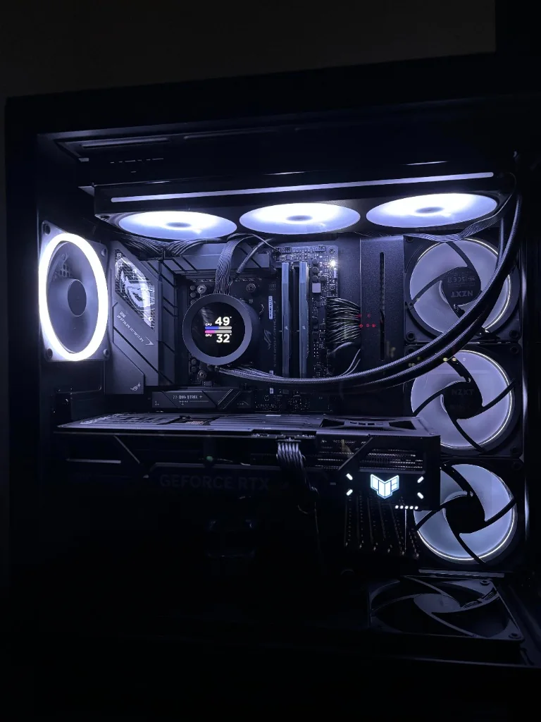 4K Ultra Rig LCD Status Display and TUF RTX Close-Up