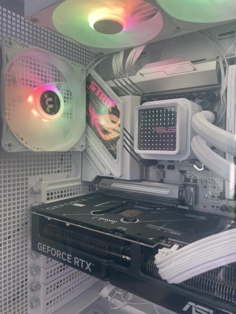 Studio Workstation ASUS Strix and Pixel AIO Close-Up